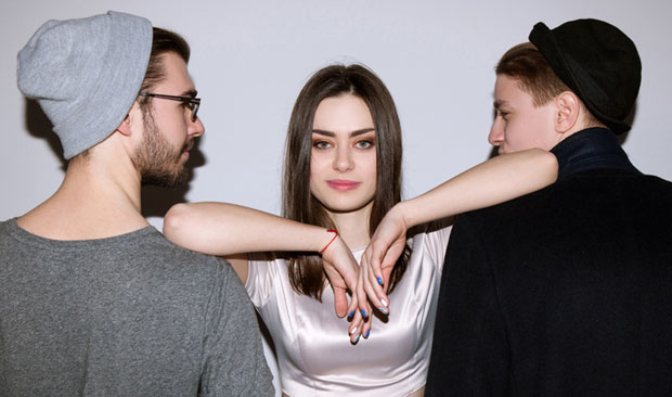 ПРЕДНОСТИ И МАНЕ: Шта је боље - веза са једним партнером или полиаморија?