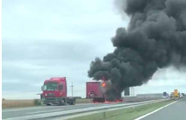 УЗБУНА КОД ШИМАНОВАЦА: Експлодирао камион (ВИДЕО)