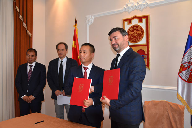 КИНЕЗИ ЋЕ У СРБИЈИ ПРАВИТИ ПЛАСТИЧНЕ ГРАНУЛЕ: Општина Ћуприја потписала уговор са кинеском компанијом „Ђон Ћао Ненгјуен Гђи“