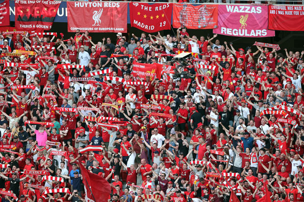 Челник Ливерпула остао у болници у Напуљу са повређеним навијачем