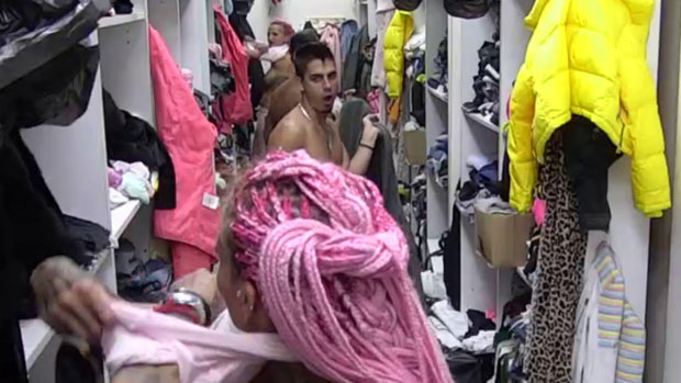 ОСТАО ЗАБЕЗЕКНУТ! Крунићка се скидала за Филипа, а онда су задругари упали у гардеробер, он одлепио! (ВИДЕО)