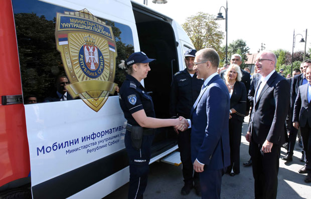 ПРВИ МОБИЛНИ ИНФОРМАТИВНИ ЦЕНТАР МУП СРБИЈЕ: Личне карте ваде на терену