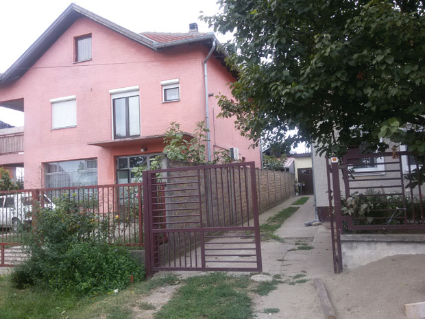 Јурио комшију и убадао ножем