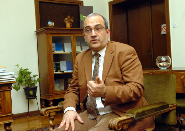 СРАМНА ИНИЦИЈАТИВА АМБАСАДОРА ТЗВ. КОСОВА: Братиме се са Французима, Србе пореде са нацистима