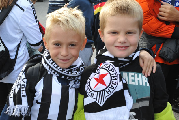 ВЕЛИКА ПОДРШКА ПАРТИЗАНУ: Зрењанинци, Суботичани и Новосађани еуфорични Очеви нам сигурно завиде!“, Српска пева напред црно-бели ооо... (ФОТО)