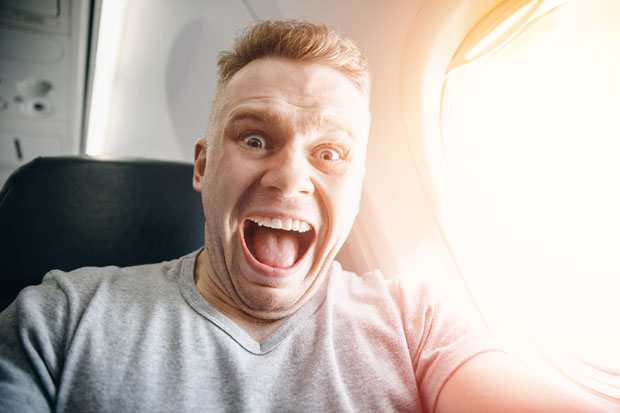 СЕДАМ МИНУТА СТРАХА: Авион пропао 9.000 метара, општа паника међу путницима (ВИДЕО)