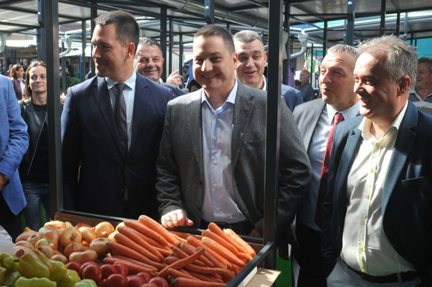 РЕКОНСТРУИСАНА ПИЈАЦА У КРАЉЕВУ: Задовољни и трговци и муштерије (ФОТО)