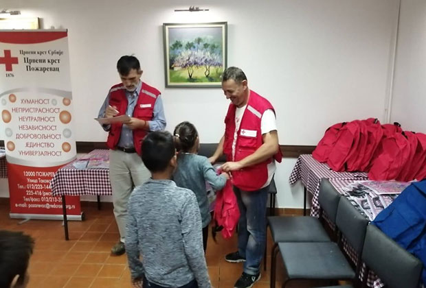 АКЦИЈА ЦРВЕНОГ КРСТА: Поклони за 145 угрожених ђака