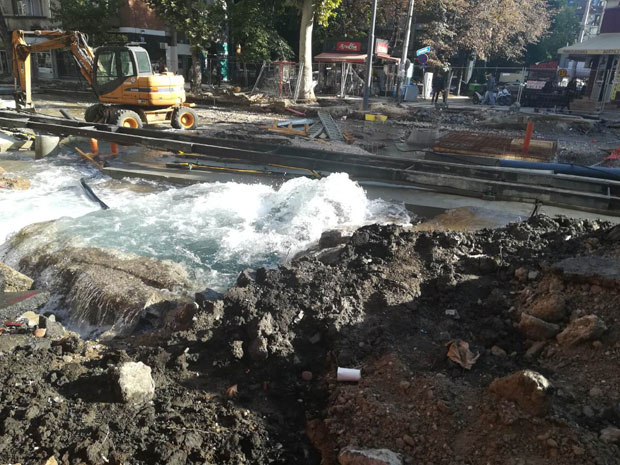 ХАВАРИЈА НА ЦЕВОВОДУ: Центар Београда без воде, и даље није познато када ће квар бити саниран (ФОТО+ВИДЕО)