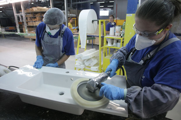 Горење плаћа запосленима 100-200 евра да доведу нове раднике