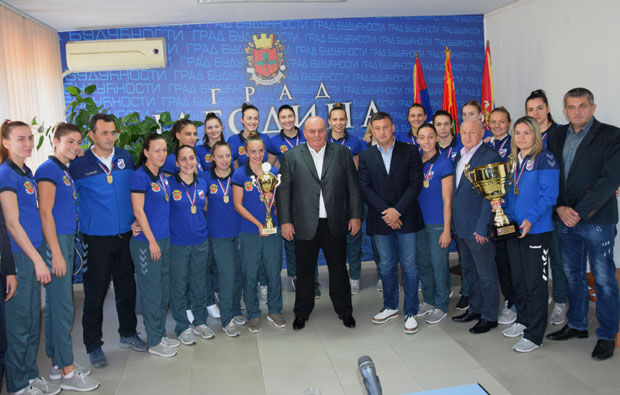 Палма примио „златне“ рукометашице (ФОТО)