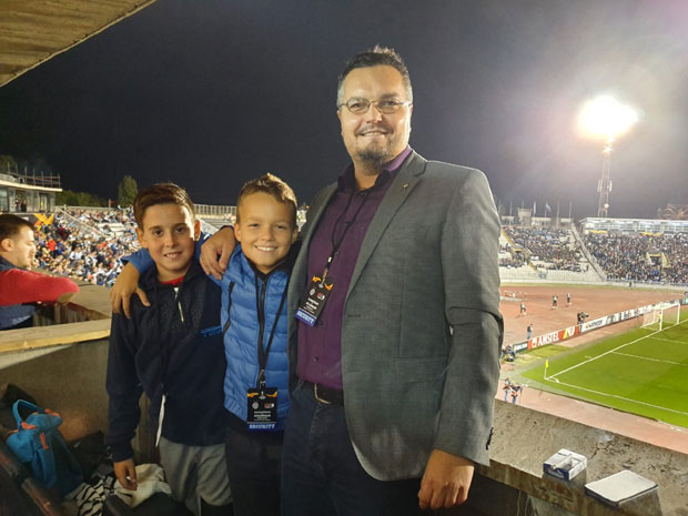 ШПИЈУНКА: Жика Гојковић са децом на стадиону