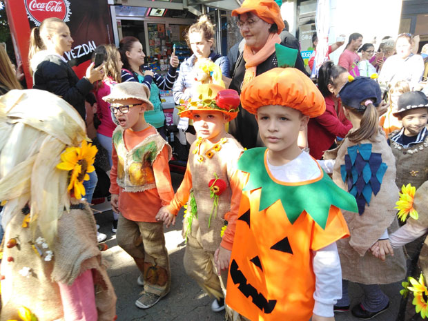 Карневалска поворка маскиране деце на “Данима лудаје” у Кикинди најлепша слика Баната у бојама јесени  (ФОТО)