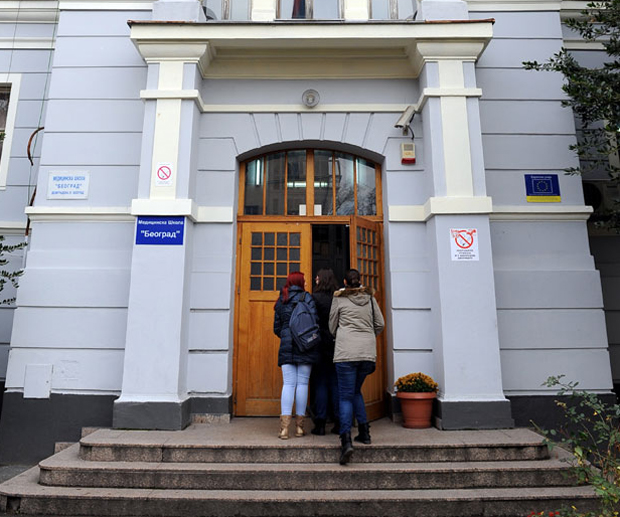 Бибер спреј прекинуо наставу у Медицинској школи Београд