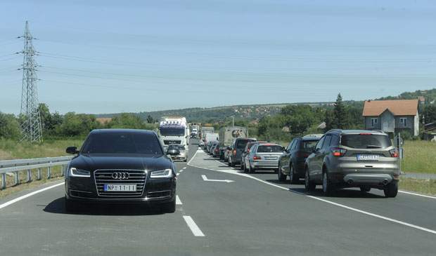 МОБИЛНИ БРОЈАЧИ ПОСТАВЉЕНИ УЗ ПУТЕВЕ У СРПСКОЈ: Мере брзину, али не пишу казне