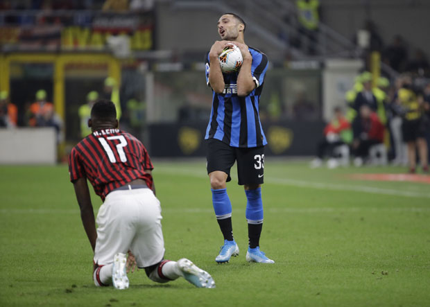 МИЛАН ТОНЕ СВЕ НИЖЕ: Бобан и Малдини нервозни напустили стадион, Ђампаолу прети отказ