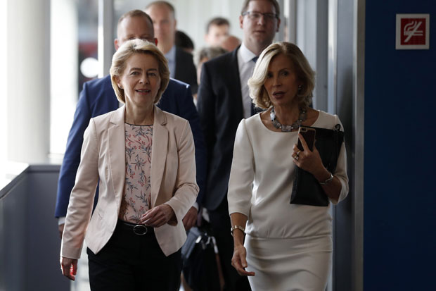 Урсула фон дер Лајен већ на тешким мукама