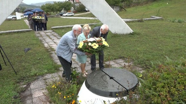 Венци у знак сећања на погинуле чланове бригаде „Гарибалди“