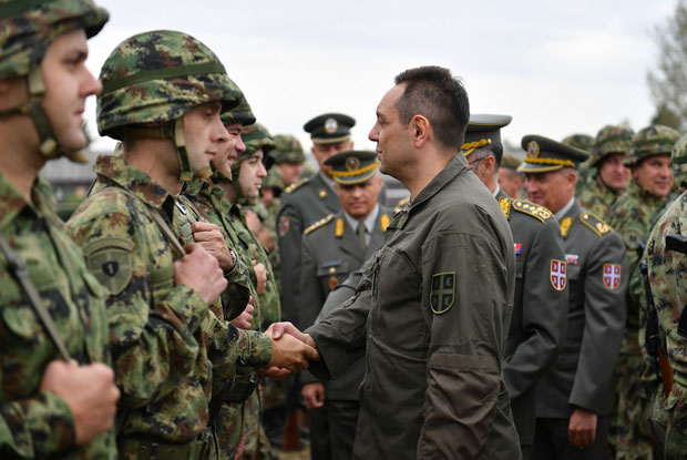Министар Вулин обишао припаднике резервног састава на обуци
