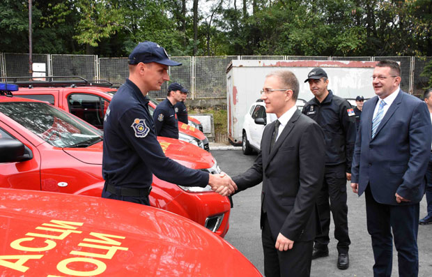 ЗА 10 ГОДИНА СПАСИЛИ 25.000 ЉУДИ: Министар Стефановић обишао ватрогасце-спасиоце 