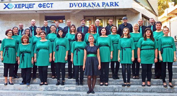 Паноника песмом окупала Боку