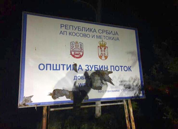 Харадинај: Уклоњена табла „Република Србија“; Срђан Вуловић: Ово је Србија!