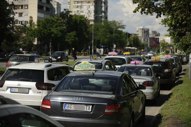 Београдски таксисти поново блокирају улице незадовољни конкуренцијом