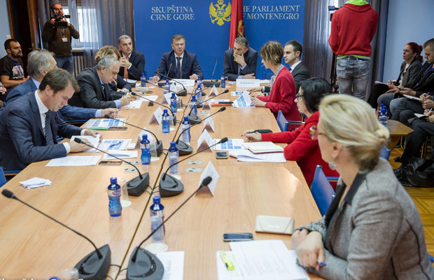 ЦГ: Техничка влада па онда избори