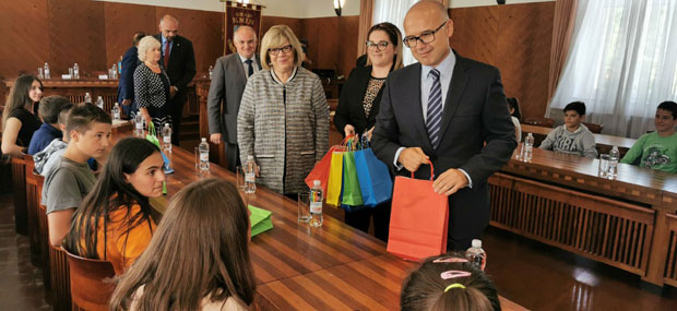 ПОДРШКА ОДРАСТАЊУ И ЕДУКАЦИЈИ:  Вучевић поделио рачунаре српској деци у Книну