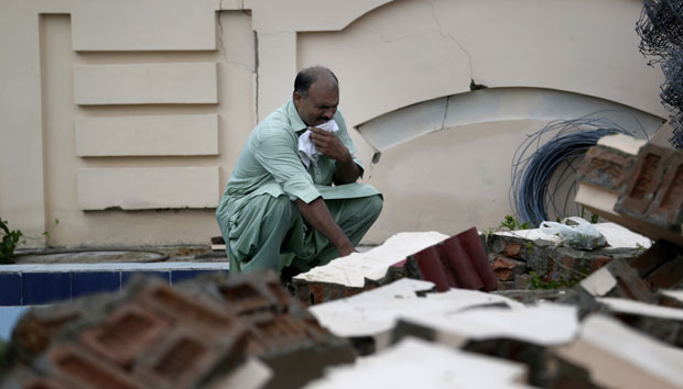 ХИЉАДЕ ОБЈЕКАТА ОШТЕЋЕНО ИЛИ СРУШЕНО: Број погинулих порастао на 37, више од 700 повређено