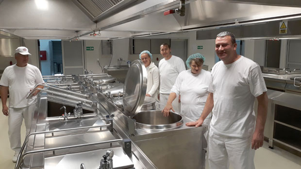 РУЧАК И ИЗ АУТОМАТА: Модерна кухиња у Новом Саду храни децу у 70 вртића 