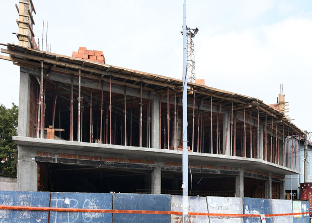 Земун: Зидају и преко траке!