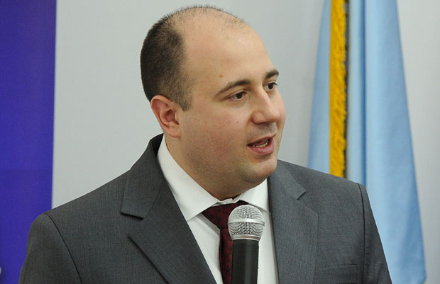 Козарева приморали да оде са КиМ, потера за Петковићем!