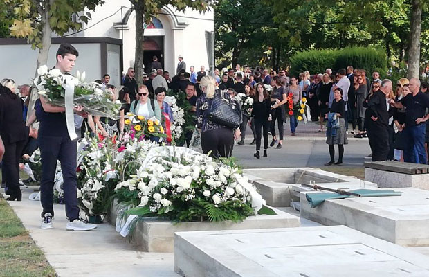 САХРАНА ТРАГИЧНО НАСТРАДАЛОГ ДЕЧАКА: Беле руже и бели крст за Вука Ерцега (16)