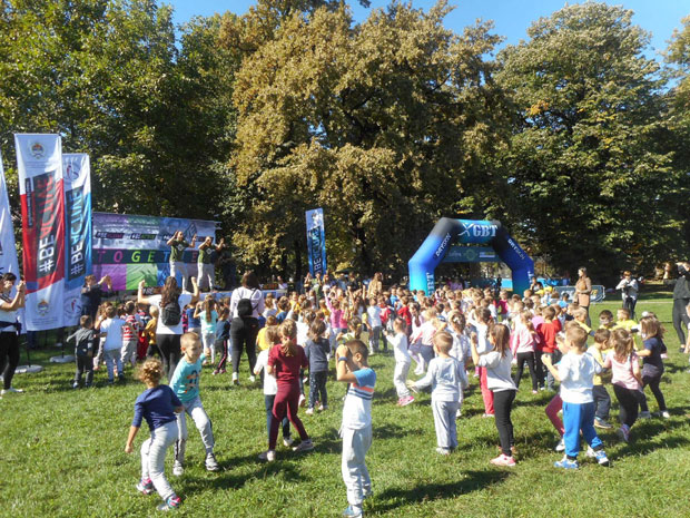 СТРУЧЊАЦИ УПОЗОРАВАЈУ: Деци треба више спорта, а мање седења за компјутерима