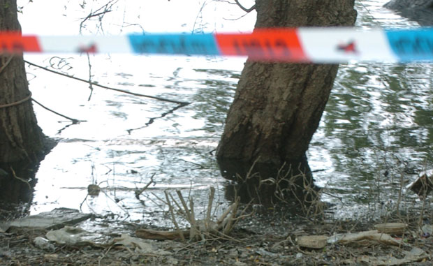 Рониоци нашли тело убијеног мушкарца испод сплава