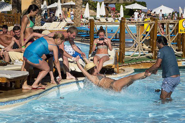 ШТА УБИЈA РУСЕ У ТУРСКОЈ? Туристи “падају као покошени” због опасне навике