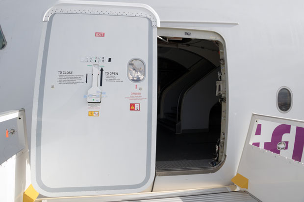 ПУТНИЦИ У ШОКУ: Кренула да “проветри” авион (ВИДЕО)