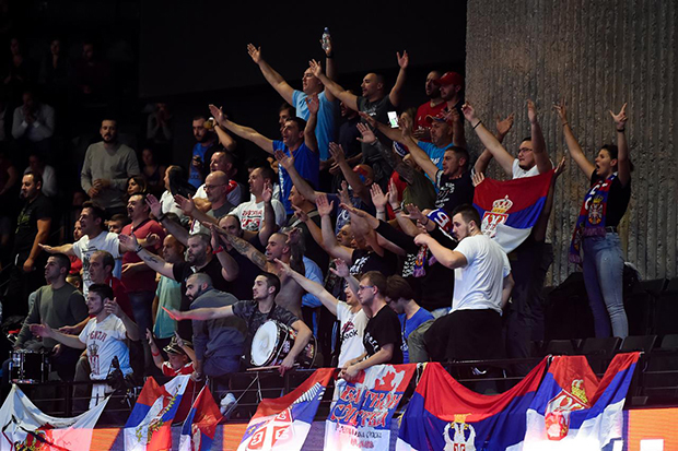 ОРИЛО СЕ У ПАРИЗУ - КОСОВО ЈЕ СРЦЕ СРБИЈЕ: Неколико стотина наших навијача надјачали Французе