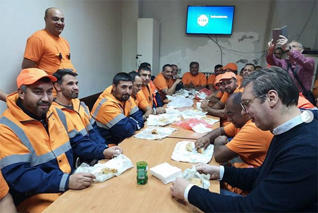 ВИ СТЕ УРАДИЛИ ОНО ШТО НИЈЕ НИЈЕДАН ПРЕДСЕДНИК: Вучић са радницима ЈКП Градска чистоћа и полицијском патролом (ФОТО)