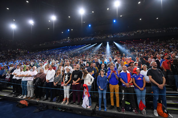 ЉУТИ ЗБОГ ЗВИЖДАЊА: Француски медији о понашању српских навијача за време одавања поште Шираку