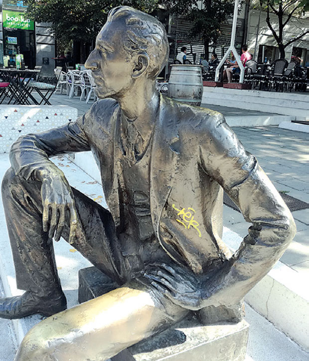 Оскрнављен споменик Пекићу 