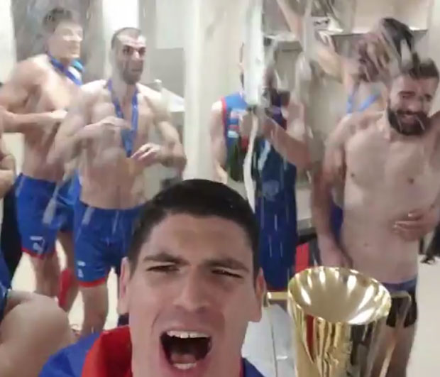 СЛАВЉЕ У СВЛАЧИОНИЦИ ОРЛОВА: Ја те волим, ја те волим - Србијо (ВИДЕО)