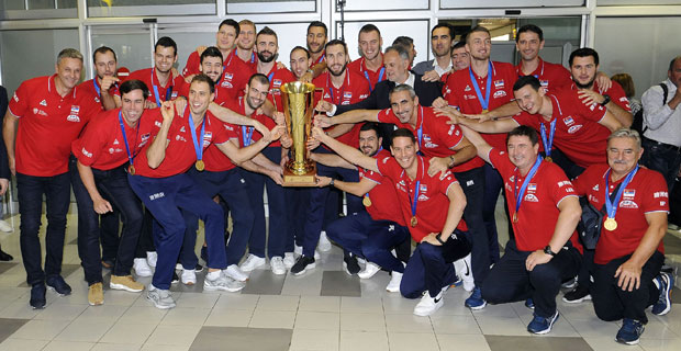 БОБА УВЕК ПРАВИ ЧУДА: Златни одбојкаши стигли кући (ФОТО / ВИДЕО)