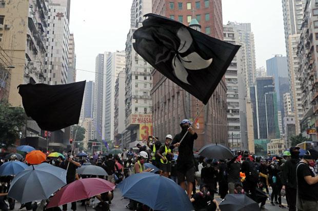 ДЕМОНСТРАЦИЈА МОЋИ У СЕНЦИ ПРОТЕСТА: Пекинг се нада да им слике из Хонгконга неће покварити војну параду