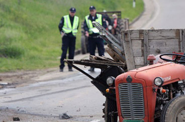 ДВА УДЕСА У НИШУ: У судару трактора и аутомобила повређена жена, мушкарац повређен у слетању возила са пута