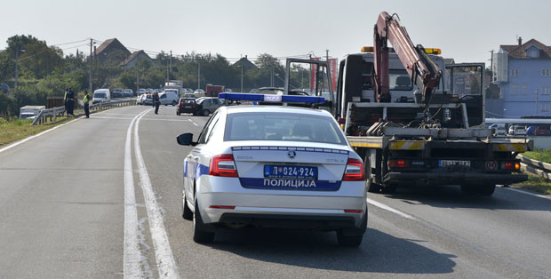 НЕСРЕЋА НА ИБАРСКОЈ МАГИСТРАЛИ: Ланчани судар два камиона и аутомобила, једна особа повређена