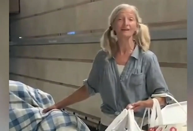 АНЂЕОСКИ ГЛАС БЕСКУЋНИЦЕ: Трагична игра судбине оставила је на улици, аријама очарала пролазнике