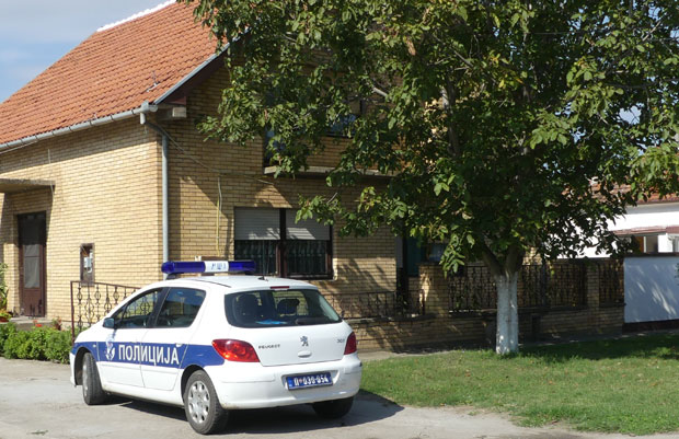 УЖАС У НОВОМ МИЛОШЕВУ: Човек упуцан у кући, тврди да га је ранила жена (ФОТО)