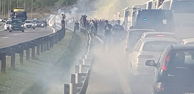 БАКЉЕ И ПЕСМЕ: Навијачи Звезде и Олимпијакоса на кратко прекинули саобраћај код Београда (ФОТО)